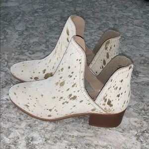 Never been warn 9.5 white and gold bootie